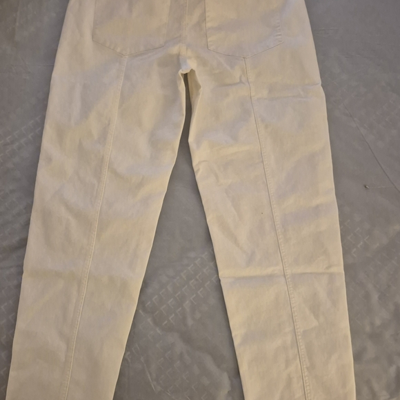 Amazon Essentials Women's Cream Jeans - Picture 4 of 4